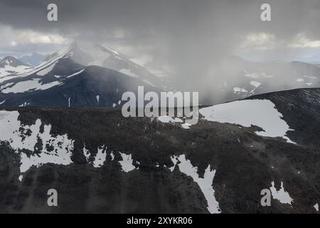 Schneeschauer über dem Mount Katotjakka, Norrbotten, Lappland, Schweden, Juli 2013, Europa Stockfoto