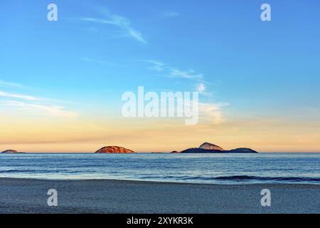 Cagarras Inseln im Meer von Ipanema, Rio de Janeiro im Sommer Sonnenuntergang Stockfoto