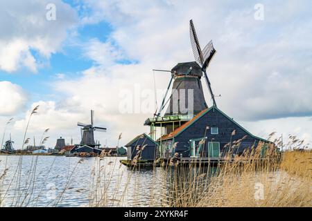 Ansicht der niederländischen Windmühlen in der Nähe des Flusses Zaan im Dorf Zaanse Schans, Niederlande Stockfoto