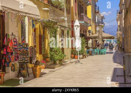 Nafplio, Griechenland, 30. März 2019: Altstadtstraßenpanorama mit Restaurants in Nafplion, Peloponnes, Europa Stockfoto