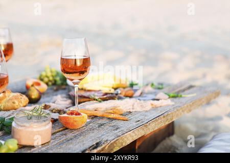 Glas Rose Wein auf rustikalen Tisch. Essen und Trinken Hintergrund Stockfoto