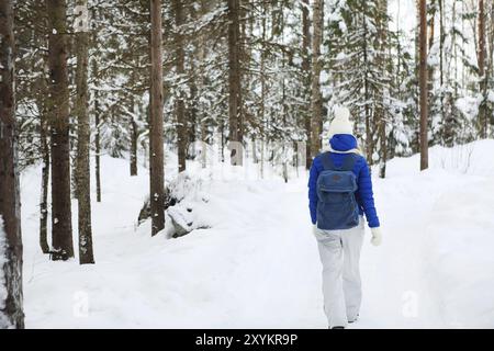 Süße junge Frau im Winter draußen, Karelien, Russland, Europa Stockfoto