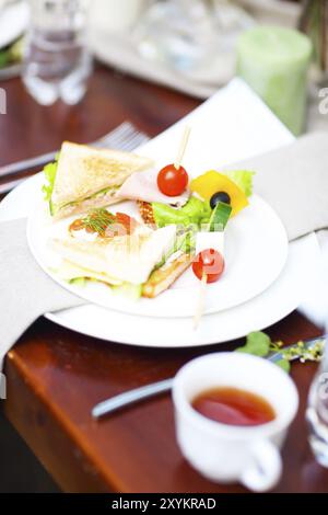 Verschiedene Snacks serviert. Auf der Platte. Outdoor catering Tabelle Stockfoto