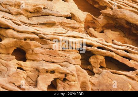 Textur von orangenem Steingestein in einer farbigen Schlucht-Nahaufnahme Stockfoto