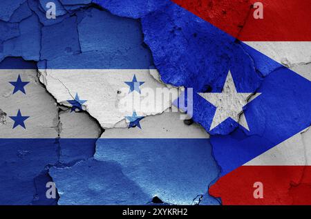 Flaggen von Honduras und Puerto Rico auf gerissene Wand gemalt Stockfoto