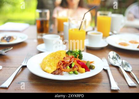 Omelett mit Paprika, Gurken, Bakon und Salat auf den Tisch im Freien Stockfoto