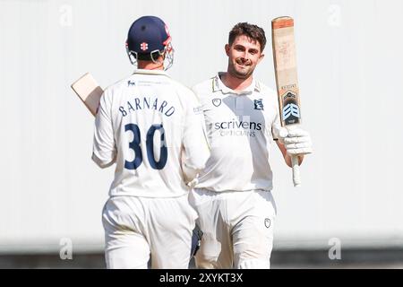 Birmingham, Großbritannien. 30. August 2024. #35, will Rhodes aus Warwickshire feiert sein Jahrhundert während des Spiels der Vitality County Championship Division One zwischen Warwickshire CCC und Kent CCC auf dem Edgbaston Cricket Ground in Birmingham, England am 30. August 2024. Foto von Stuart Leggett. Nur redaktionelle Verwendung, Lizenz für kommerzielle Nutzung erforderlich. Keine Verwendung bei Wetten, Spielen oder Publikationen eines einzelnen Clubs/einer Liga/eines Spielers. Quelle: UK Sports Pics Ltd/Alamy Live News Stockfoto