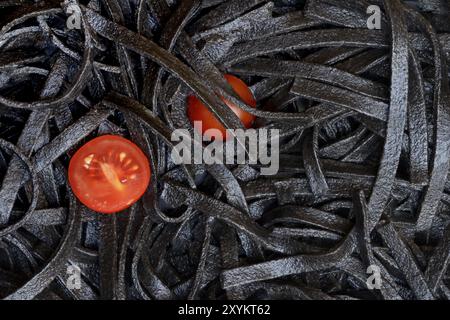 Schwarze Nudeln, gefärbt mit Tintenfisch, Taglioni al Nero di Seppia, Italien, Europa Stockfoto