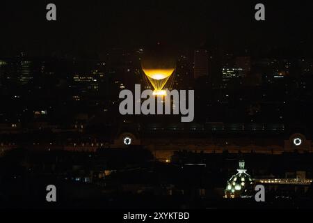 Der Olympische Kessel erhebt sich am Mittwoch, den 31. Juli 2024, in Paris in einem Heißluftballon über der französischen Hauptstadt. Stockfoto