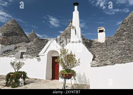 Typisches Trullo in Alberobello unter blauem Himmel, Apulien, Italien, Europa Stockfoto