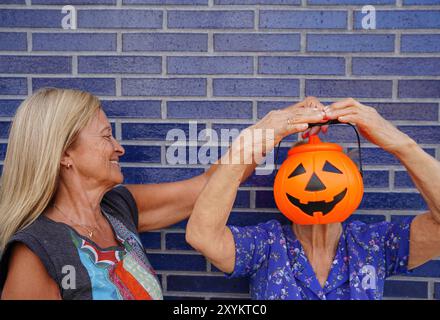 Mutter und Tochter lachen und haben Spaß in Halloween-Kostümen Stockfoto