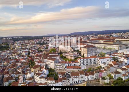 Coimbra Drohne Antenne von schönen Gebäuden Universität bei Sonnenuntergang, in Portugal Stockfoto