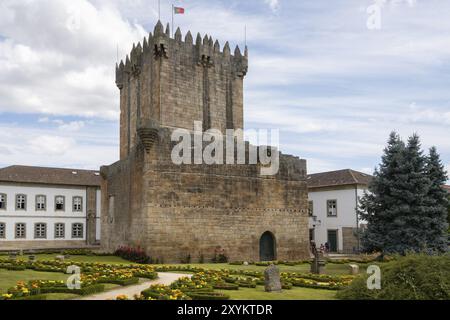 Chaves historische Burg mit schönem Blumengarten im Norden Portugals Stockfoto