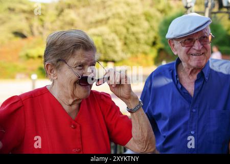 Ältere Ehe mit Freunden im Park. Lebensstil im Alter Stockfoto