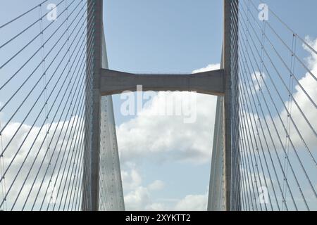 Das West End oder die Prince of Wales Bridge stützen Säulen auf dem M 4 Highway, der nach Wales führt. Stockfoto