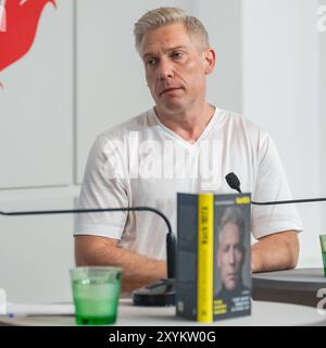 20240830 PK zur Erscheinung des Buches -nach Ibiza- von Julian Hessentahler WIEN, OESTERREICH - 30. AUGUST: Ehemaliger Sicherheitsberater, Produzent des Ibiza-Videos und Autor Julian Hessenthaler waehrend der Pressekonferenz anlaesslich der Erscheinung seines Buches -nach Ibiza- im Verlag Goldegg im Presseclub Concordia am 30. August 2024 in Wien, Oesterreich. 240830 SEPA 17 009 Copyright: XIsabellexOuvrardx SEPAxMedia Stockfoto