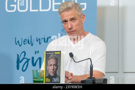 20240830 PK zur Erscheinung des Buches -nach Ibiza- von Julian Hessentahler WIEN, OESTERREICH - 30. AUGUST: Ehemaliger Sicherheitsberater, Produzent des Ibiza-Videos und Autor Julian Hessenthaler waehrend der Pressekonferenz anlaesslich der Erscheinung seines Buches -nach Ibiza- im Verlag Goldegg im Presseclub Concordia am 30. August 2024 in Wien, Oesterreich. 240830 SEPA 17 021 Copyright: XIsabellexOuvrardx SEPAxMedia Stockfoto