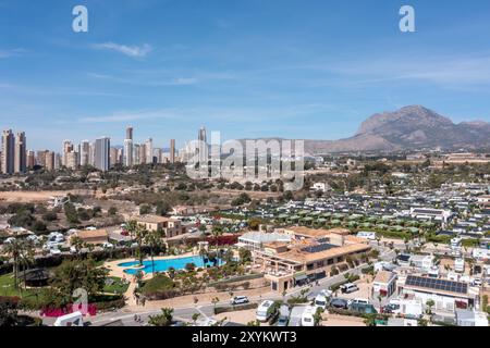 Luftbild der Stadt Benidorm in Spanien mit Drohnenansicht eines Campingplatzes mit vielen Wohnmobilen und Caravans auf dem Campingplatz an einem sonnigen Tag Stockfoto