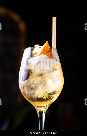 Pfirsichcocktail im Glas auf dunklem Hintergrund Stockfoto