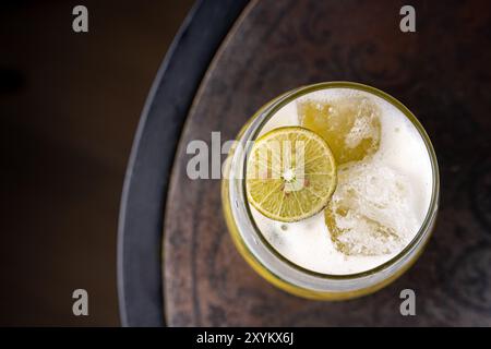 Satsuma-Cocktail im Glas auf dunklem Hintergrund Stockfoto