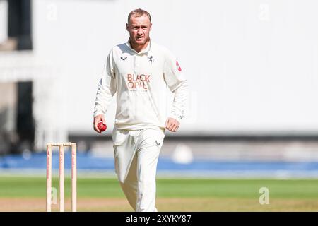 Birmingham, Großbritannien. 30. August 2024. Matt Parkinson aus Kent bereitet sich am 30. August 2024 auf dem Edgbaston Cricket Ground, Birmingham, England, auf dem Spiel der Vitality County Championship Division One zwischen Warwickshire CCC und Kent CCC vor. Foto von Stuart Leggett. Nur redaktionelle Verwendung, Lizenz für kommerzielle Nutzung erforderlich. Keine Verwendung bei Wetten, Spielen oder Publikationen eines einzelnen Clubs/einer Liga/eines Spielers. Quelle: UK Sports Pics Ltd/Alamy Live News Stockfoto
