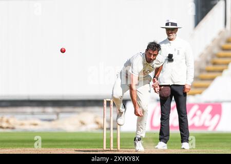 Birmingham, Großbritannien. 30. August 2024. #9, Grant Stewart aus Kent im Action-Bowling während des Spiels der Vitality County Championship Division One zwischen Warwickshire CCC und Kent CCC am 30. August 2024 auf dem Edgbaston Cricket Ground in Birmingham, England. Foto von Stuart Leggett. Nur redaktionelle Verwendung, Lizenz für kommerzielle Nutzung erforderlich. Keine Verwendung bei Wetten, Spielen oder Publikationen eines einzelnen Clubs/einer Liga/eines Spielers. Quelle: UK Sports Pics Ltd/Alamy Live News Stockfoto