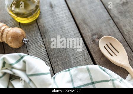 Konzeptionelle Flachlage. Verschiedene Gewürze, hausgemachte Soße, Mayonnnasie, Knoblauchsoße, Gewürze auf hölzernem Hintergrund. Stockfoto