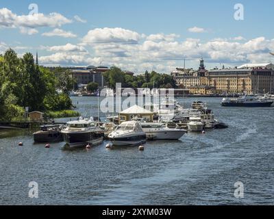 Hafen mit Yachten und Stadtgebäuden auf der anderen Seite des Wassers bei sonnigem Wetter, stockholm, ostsee, schweden, skandinavien Stockfoto