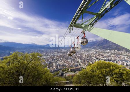 Die Stadt Grenoble und die Seilbahn vom Aussichtspunkt Bastille in Frankreich aus Stockfoto