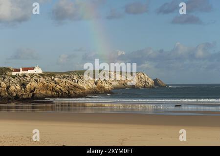 Baleal Strand mit atlantik und Regenbogen am Himmel und Möwen am Sand in Peniche, Portugal, Europa Stockfoto