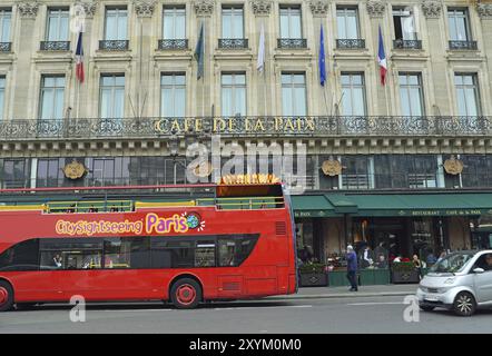 Cafe de la Paix, Place de l Opera, 9. Arrondissement, Alfred Armand, Grand Hotel, Dekoration, Gastfreundschaft, Monument Historique, Touristic Bus Stockfoto