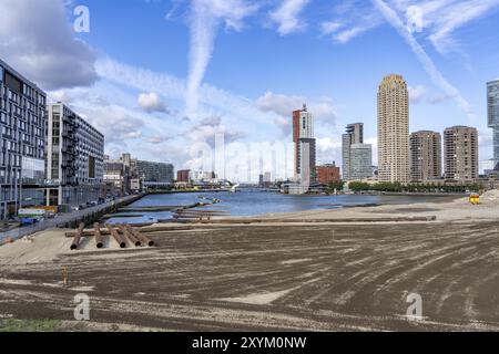 Der Rijnhaven, ein 28 Hektar großes Hafenbecken, wurde nun um fast ein Drittel gefüllt, um Platz für bis zu 000 Wohnungen zu schaffen, es wird eine künstliche Anlage geben Stockfoto