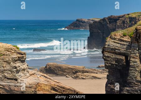 Spektakuläre Klippen von Felsformationen am Strand der Kathedralen, Galicien, Spanien. Stockfoto