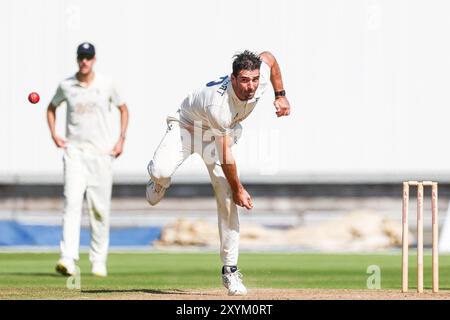 Birmingham, Großbritannien. 30. August 2024. #9, Grant Stewart aus Kent im Action-Bowling während des Spiels der Vitality County Championship Division One zwischen Warwickshire CCC und Kent CCC am 30. August 2024 auf dem Edgbaston Cricket Ground in Birmingham, England. Foto von Stuart Leggett. Nur redaktionelle Verwendung, Lizenz für kommerzielle Nutzung erforderlich. Keine Verwendung bei Wetten, Spielen oder Publikationen eines einzelnen Clubs/einer Liga/eines Spielers. Quelle: UK Sports Pics Ltd/Alamy Live News Stockfoto