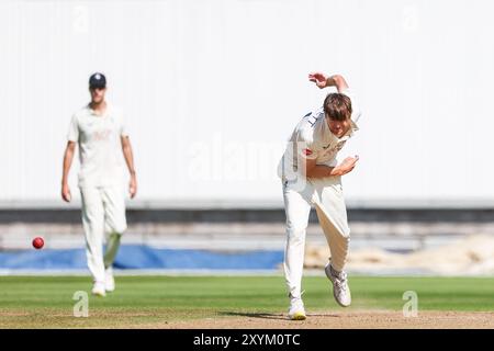 Birmingham, Großbritannien. 30. August 2024. #44, George Garrett aus Kent im Action-Bowling während des Spiels der Vitality County Championship Division One zwischen Warwickshire CCC und Kent CCC auf dem Edgbaston Cricket Ground, Birmingham, England am 30. August 2024. Foto von Stuart Leggett. Nur redaktionelle Verwendung, Lizenz für kommerzielle Nutzung erforderlich. Keine Verwendung bei Wetten, Spielen oder Publikationen eines einzelnen Clubs/einer Liga/eines Spielers. Quelle: UK Sports Pics Ltd/Alamy Live News Stockfoto