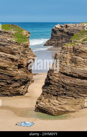 Felsformationen, die durch Meer- und Winderosion am Strand der Kathedralen in Galicien, Spanien gebildet wurden. Stockfoto