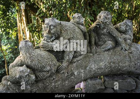 Tempelfigur, Affenfamilie, Affe, Familie, Entlausung, Hygiene, Körperhygiene, Wäsche, Reinigung, Reinigung, sauber, Sauberkeit, Hilfe, Hilfe, äh Stockfoto