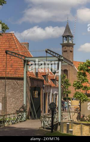 Enkhuizen, Niederlande. Juni 2022. Die Kirche und Zugbrücke des Zuiderzee Museums in Enkhuizen Stockfoto