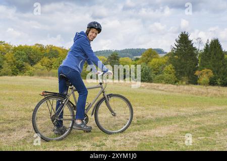 Kaukasische Frau auf dem Mountainbike in der Natur Stockfoto