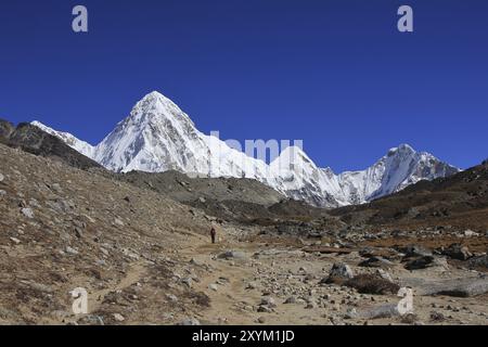 Schneebedeckter Pumori-Berg und azurblauer Himmel. Landschaft in der Nähe des Everest-Basislagers. Wanderweg Stockfoto