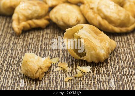 Leckere Curry Puffs auf einem dunklen mat Stockfoto