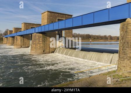 Ruhrwehr, Brücke über die Ruhr in Duisburg, Nordrhein-Westfalen, Deutschland, Europa Stockfoto