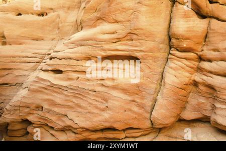 Textur von orangenem Steingestein in einer farbigen Schlucht-Nahaufnahme Stockfoto