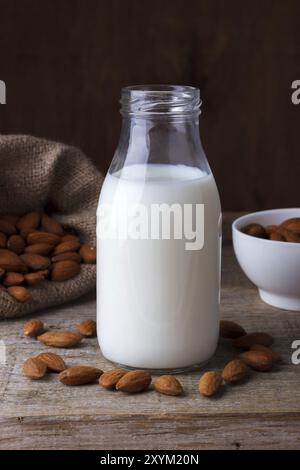 Mandelmilch in einer Flasche auf alten Holztisch Stockfoto