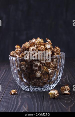 Nahaufnahme von süßen Schoko Popcorn in eine Kristallschale auf hölzernen Hintergrund Stockfoto