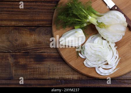 Fenchelknolle auf Holz Schneidebrett gesunde Gemüse für Salat Stockfoto