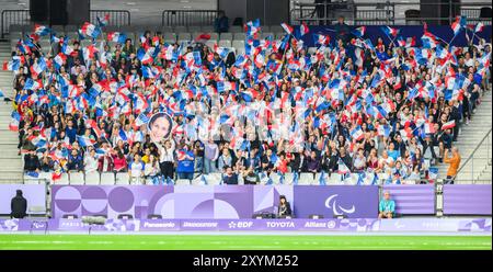 Paris, Frankreich. 30. August 2024. Paralympics, Paris 2024, Leichtathletik, Stade de France, französische Fans feuern die Athleten an. Quelle: Julian Stratenschulte/dpa/Alamy Live News Stockfoto