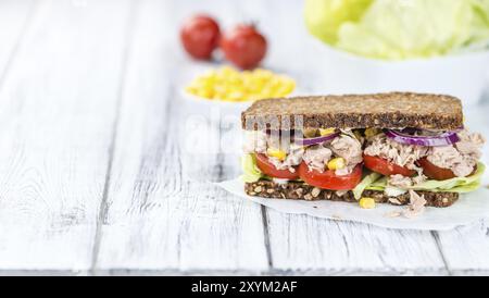 Thunfisch Sandwich (Vollkornbrot, selektiver Fokus) auf einem alten Holztisch Stockfoto