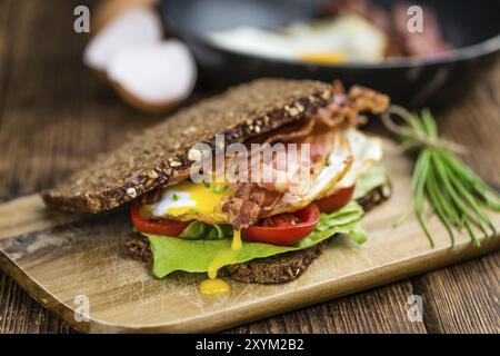 Portion Speck und Eier (selektiver Fokus, Nahaufnahme) Stockfoto