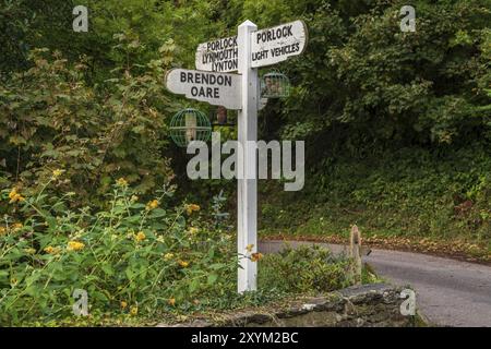 Alte Wegweiser, Brendon, Devon, England, UK gesehen Stockfoto